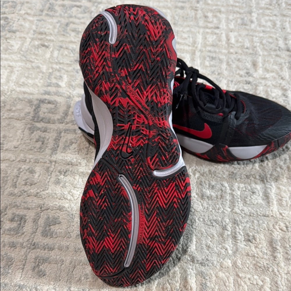 Nike Black and Red basketball Sneakers - Picture 4 of 5